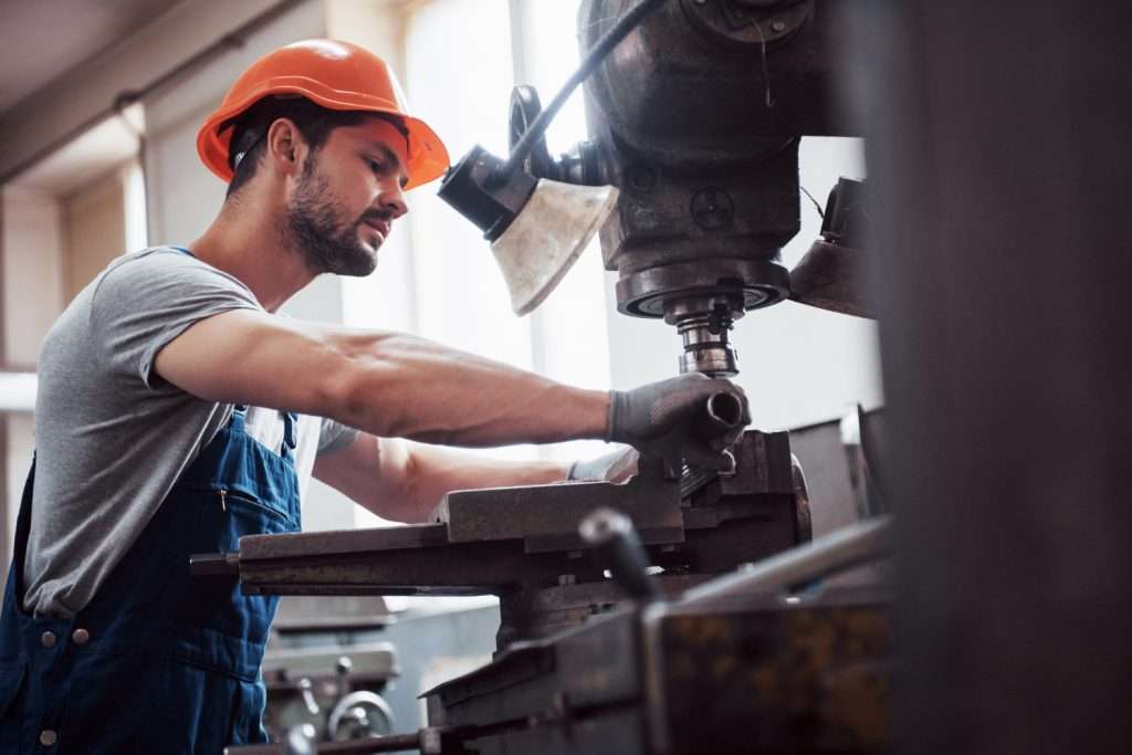 Qué diferencias hay entre el mecanizado convencional y el mecanizado CNC - Talleres Mediavilla